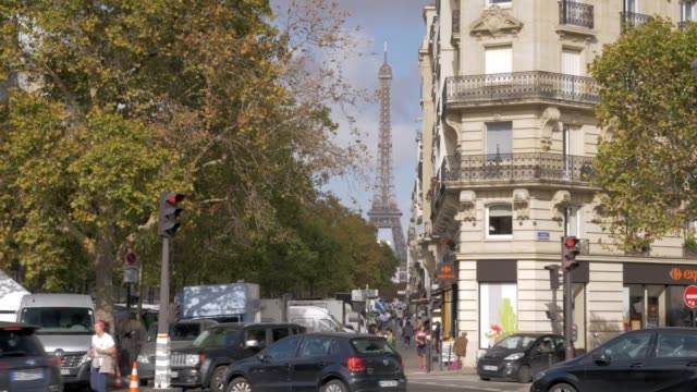 Paris-street-with-view-to-the-Eiffel-Tower,-France