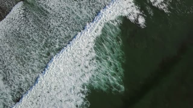Vista-aérea-inclinación-sobre-olas-del-mar-en-la-costa-atlántica