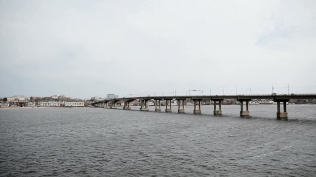 Blick-auf-den-Fluss-mit-einer-Brücke-in-Kostroma
