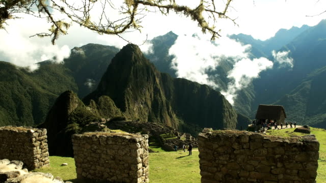 Machu-Picchu-Ruinen-und-Steinmauer