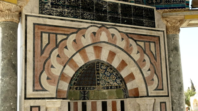 amplia-vista-de-la-cúpula-del-mihrab-de-la-cadena-en-Jerusalén