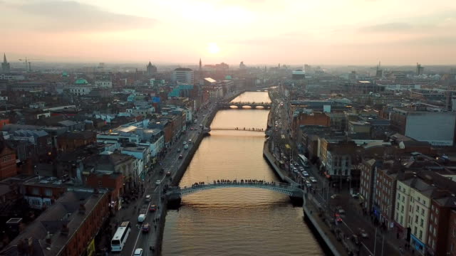 vista-aérea-del-centro-de-ciudad-de-Dublín-con-el-río-Liffey-durante-puesta-del-sol
