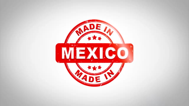Hergestellt-In-Mexiko-unterzeichnet,-Stanz-hölzernen-Stempel-Textanimation.-Roter-Tinte-auf-Clean-White-Paper-Oberfläche-Hintergrund-mit-grünen-matten-Hintergrund-enthalten.