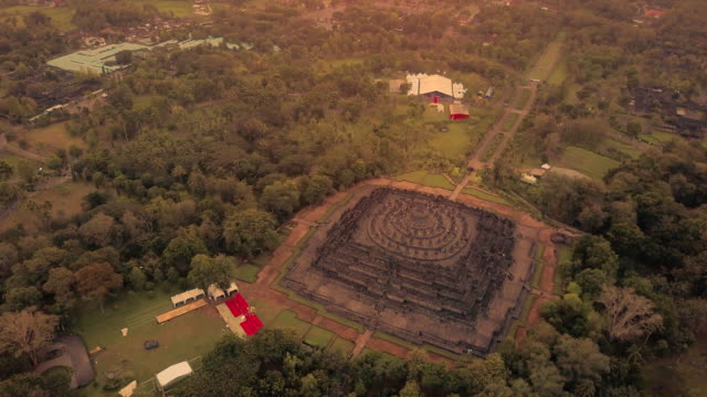 Templo-de-Borobudur-aérea-ve-al-amanecer-a-la-UNESCO-y-el-templo-budista-más-grande-de-mundo,-Indonesia