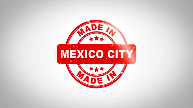 Hergestellt-In-Mexiko-Stadt-unterzeichnet,-Stanz-hölzernen-Stempel-Textanimation.-Roter-Tinte-auf-Clean-White-Paper-Oberfläche-Hintergrund-mit-grünen-matten-Hintergrund-enthalten.