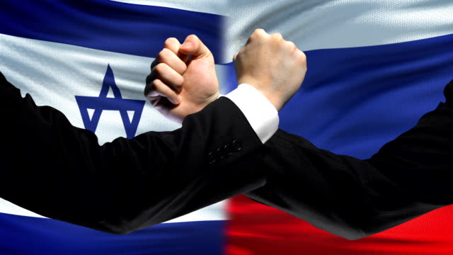 Israel-gegen-Russland-Auseinandersetzung,-Ländern-Meinungsverschiedenheiten,-Fäusten-auf-Flagge-Hintergrund