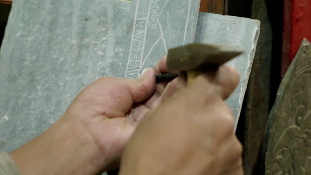 Nepal-artesano-trabajando-en-tradicional-piedra-de-pizarra-de-Mani-en-Katmandú,-Nepal.