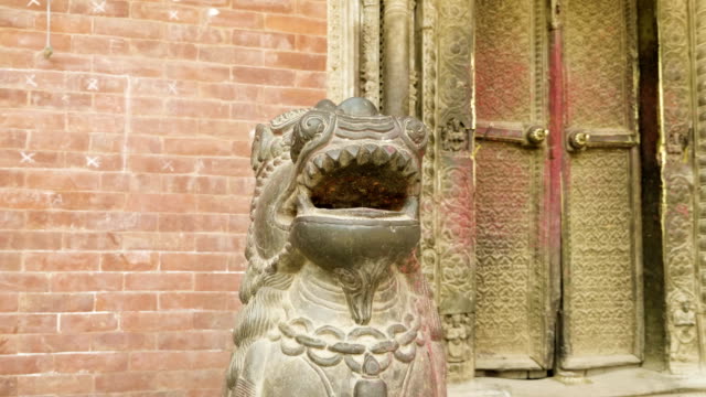 Statue-in-antiken-Stadt-Patan-im-Kathmandu-Tal.-Nepal.