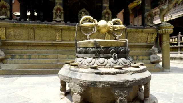 Ancient-statue-at-Durbar-Square-in-Patan,-Kathmandu-Valley,-Nepal.