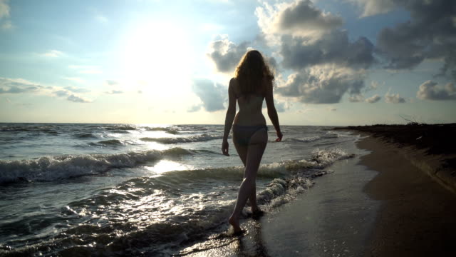 La-bella-rubia-en-bikini-caminando-por-la-playa