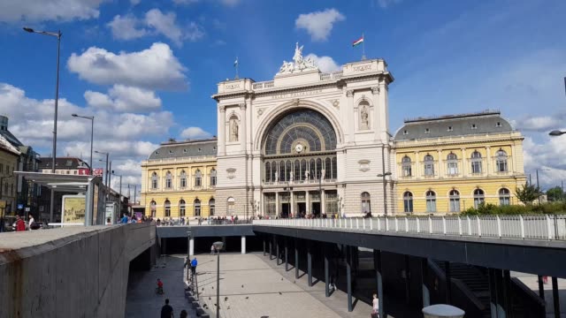 Estación-de-tren-o-ferrocarril-de-Keleti,-el-ferrocarril-del-este-terminal-en-Plaza-de-Baross-Budapest,-Hungría