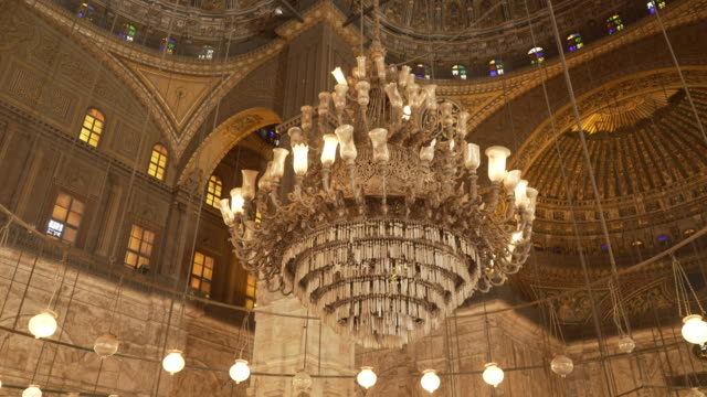 Gimbal-erschossen-laufen-unter-einem-Kronleuchter-im-Inneren-der-Alabaster-Moschee-in-Kairo