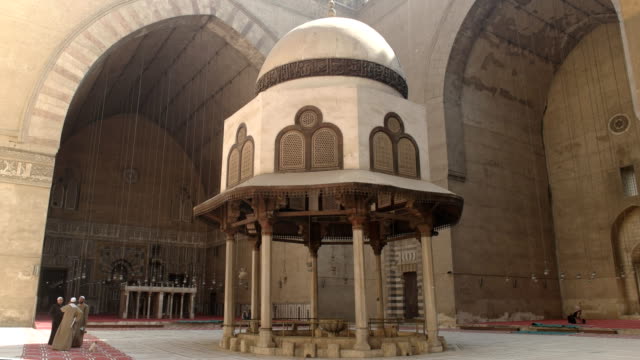 inneren-Topf-der-Moschee-des-Sultan-Hassan-in-Kairo,-Ägypten