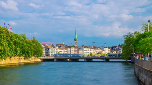 der-Schweiz-Sonnentag-Zürich-Stadt-am-Fluss-Verkehr-Straße-Bucht-Panorama-4k-Zeitraffer