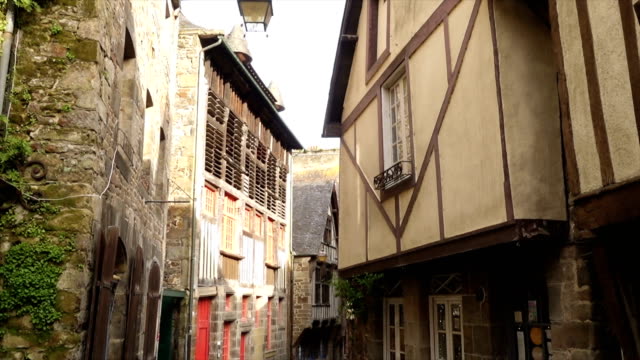houses-at-the-street-of-Dinan