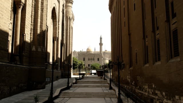 vista-a-la-calle-de-la-mezquita-del-sultán-hassan-y-un-minarete-en-el-cairo-Egipto