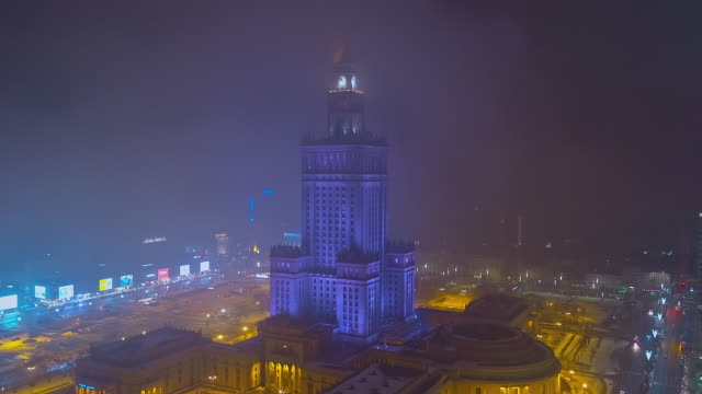 Imágenes-de-Drone-de-rascacielos-modernos,-esmaltados-en-el-centro-de-Varsovia