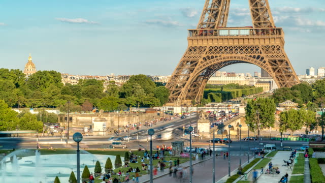 Vista-del-atardecer-de-la-Torre-Eiffel-timelapse-con-fuente,-en-el-Jardins-du-Trocadero-en-París,-Francia