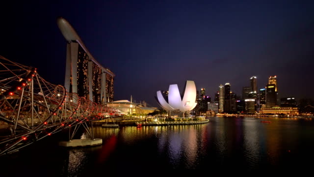 Centro-ciudad-de-Singapur-en-Marina-Bay-area-en-la-noche.-Edificios-barrio-y-rascacielos-financieros.