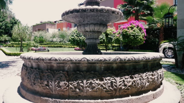 Hermosa-fuente-en-un-parque-en-San-Miguel-de-Allende,-México---grúa-para-arriba