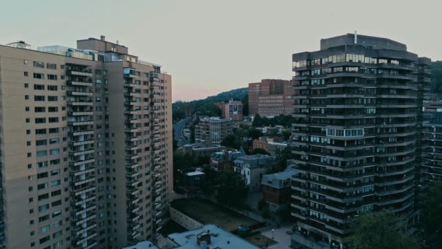 Luftaufnahmen-von-heruntergekommenen-Hochhäuser-an-einem-trüben-Sommertag