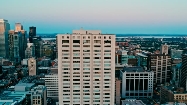 Areal-Drone-Aufnahmen-von-Montreal-Kanada-bei-Sonnenuntergang