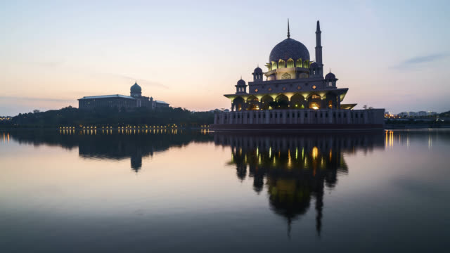 4-k-amanecer-en-la-mezquita-de-Putra,-Putrajaya.