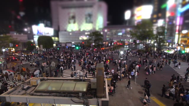 Slow-motion-people-at-Shibuya-Crossing-at-night-Tokyo,-Japan