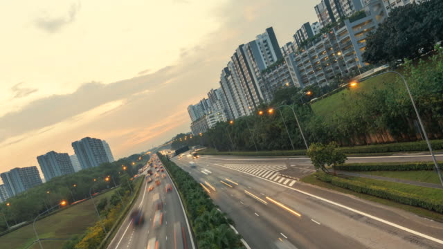 Clip-de-timelapse-de-tráficos-de-coche-de-la-ciudad-a-lo-largo-de-la-carretera-rodeada-de-apartamentos-de-gran-altura,-Singapur