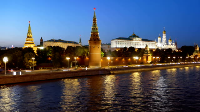 Noche-hyperlapse-del-Kremlin-de-Moscú-y-Moscú-río-con-barcos-de-cruceros,-Rusia
