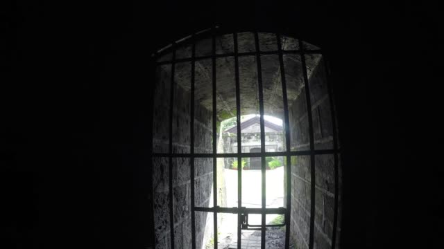 Tunnel-oder-Passage-Weg-innerhalb-der-ummauerten-Stadt-gegründet-von-Miguel-Lopez-de-Legazpi-im-Laufe-des-16.-Jahrhunderts.-Kamerafahrt