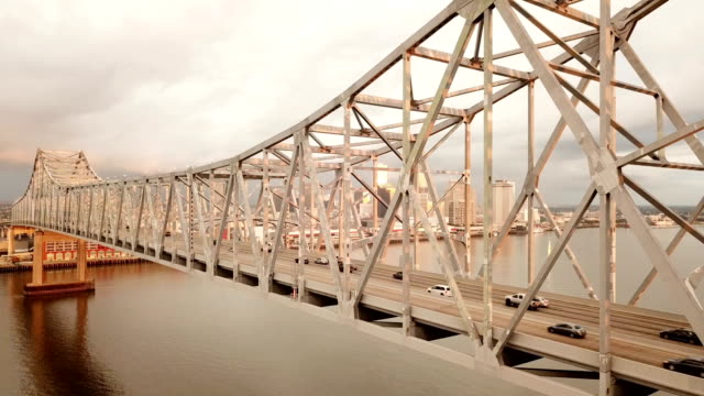 Nueva-Orleans-vista-aérea-ascendente-sobre-el-río-de-Mississippi-y-la-cubierta-del-puente-de-la-carretera
