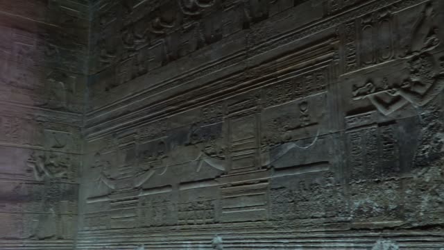 Dendera-Tempel-oder-Tempel-der-Hathor.-Ägypten.-Dendera,-Denderah,-ist-eine-kleine-Stadt-in-Ägypten.-Dendera-Tempel-Komplex,-eine-der-besterhaltenen-Tempelanlagen-aus-alten-Oberägypten.