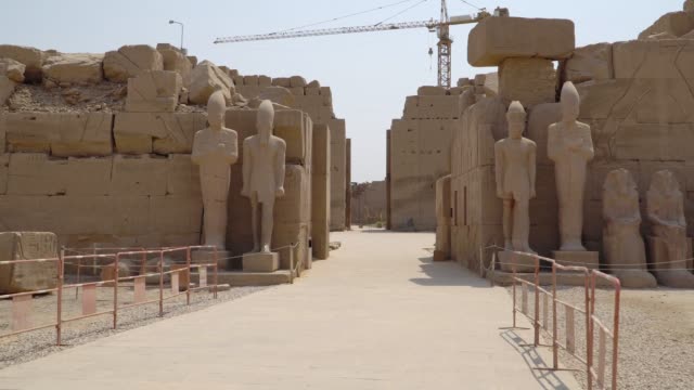 Templo-de-Karnak-en-Luxor,-Egipto.-El-complejo-de-templo-de-Karnak,-comúnmente-conocido-como-Karnak,-comprende-una-vasta-mezcla-de-cariados-de-templos,-capillas,-Torres-y-otros-edificios-en-Egipto.
