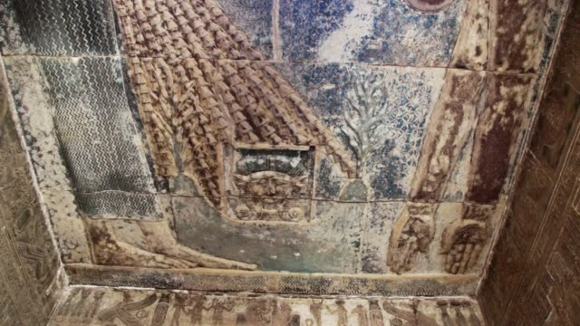 Hermoso-interior-del-templo-de-Dendera-o-el-templo-de-Hathor.-Imagen-de-la-antigua-diosa-de-la-tuerca-del-cielo-en-el-techo-del-antiguo-templo-egipcio.-Egipto,-Dendera,-cerca-de-la-ciudad-de-Ken