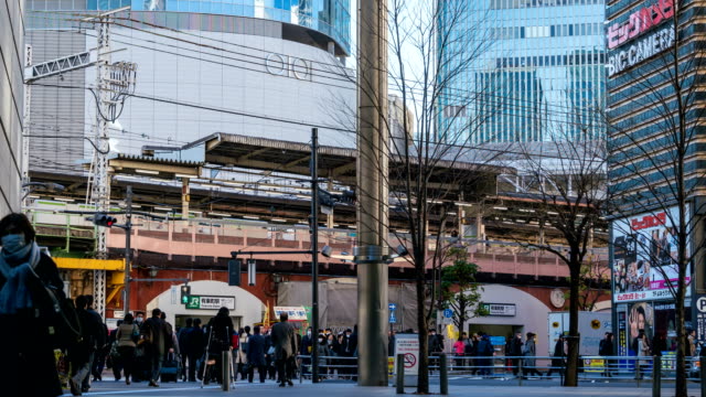 4-K-Zeitraffer:-drängen-sich-Menschen-in-Tokio-Morgen