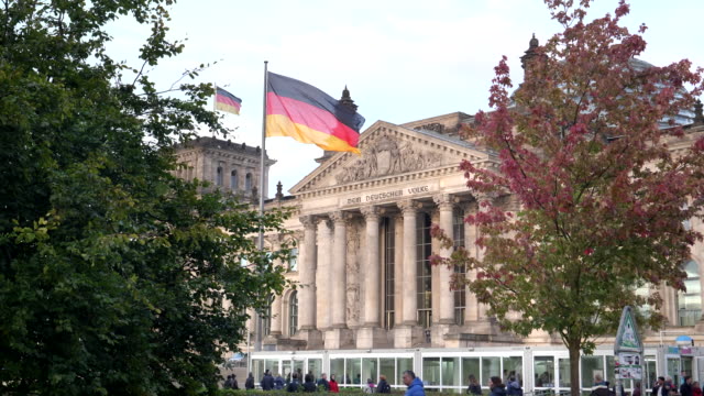 amplia-vista-del-reichstag-edificio-enmarcado-por-árboles-en-Berlín,-Alemania