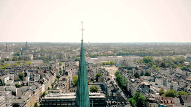 Vista-aérea-drone.-Alemania-Dusseldorf-Iglesia-San-Pedro.-Panorama-de-dusseldorf