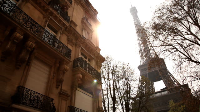 Torre-Eiffel,-junto-al-edificio