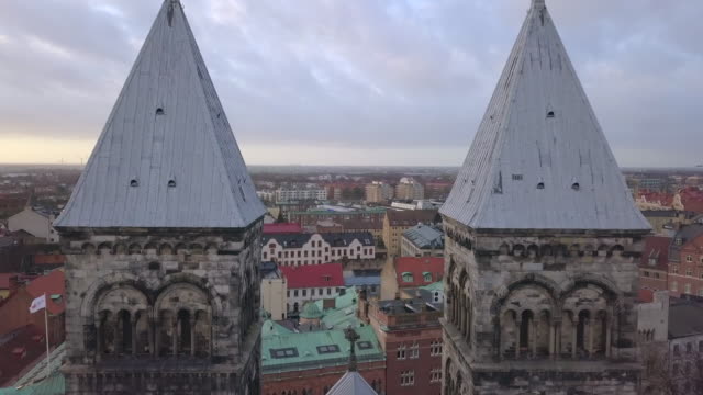 Vista-aérea-de-las-torres-de-la-Catedral-de-Lund.-Tiro-de-Drone-volando-entre-las-torres-de-la-iglesia-en-la-ciudad-de-Lund,-Suecia