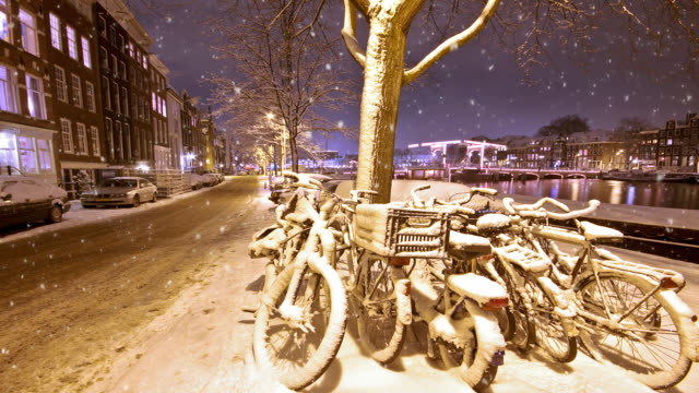 Schneefall-in-der-Nacht-in-Amsterdam-Niederlande