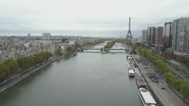 Aerial-footage-of-Paris,-with-Seine-River-and-Eiffel-Tower