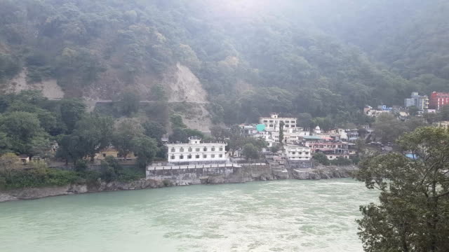 Schöne-Ganga-Fluß-In-Rishikesh,-Indien