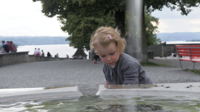 Kind-vor-Wasser-Brunnen-in-Rapperswil-Schweiz