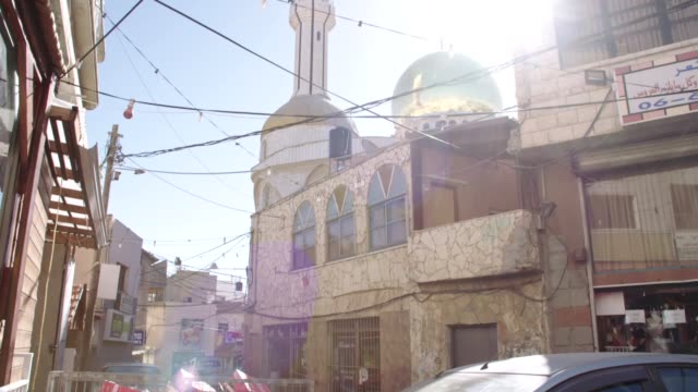 Große-islamische-Moschee-mit-goldenen-Türmchen-in-einer-islamischen-Stadt-in-Israel