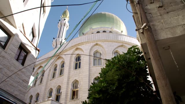 Große-islamische-Moschee-mit-goldenen-Türmchen-in-einer-islamischen-Stadt-in-Israel