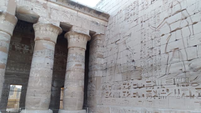Hermoso-templo-antiguo-de-Medina-Habu.-Egipto,-Luxor.