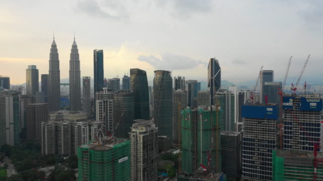 Sonnenuntergang-Kuala-Lumpur-Stadtzentrum-Stadtaufbau-aerial-Panorama-4k-Malaysia