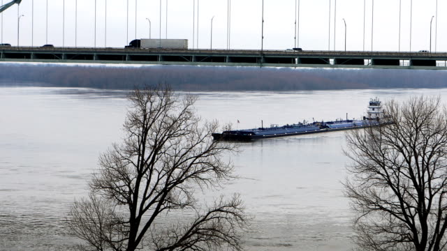 Scene-of-Mississippi-River-barge-by-Memphis,-Tennessee