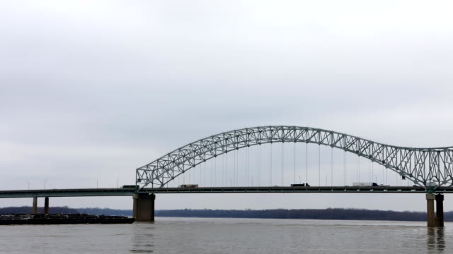 Timelapse-Mississippi-River-barge-by-Memphis,-TN